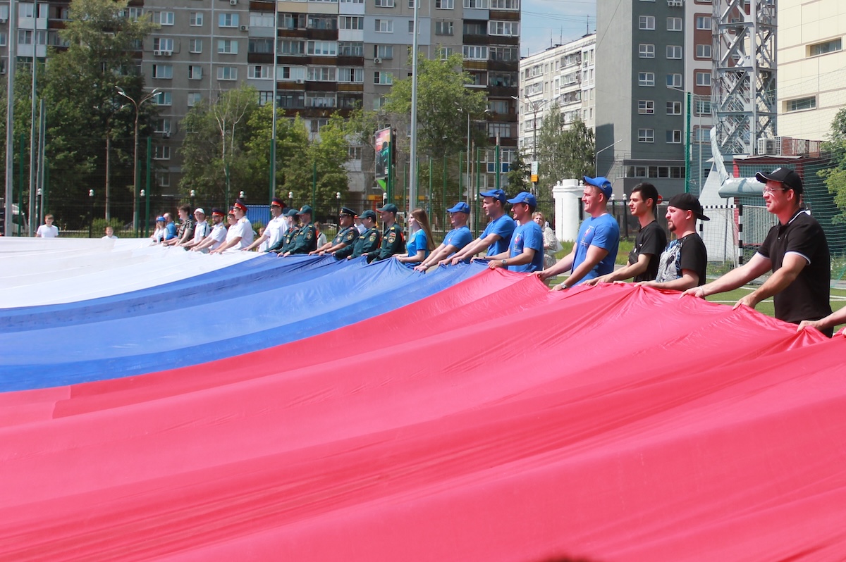 В Нижнем Новгороде развернули самый большой российский флаг | Нижегородская  правда