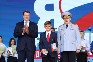 Глеб Никитин и Юрий Арсентьев вручили паспорта юным нижегородцам в День России