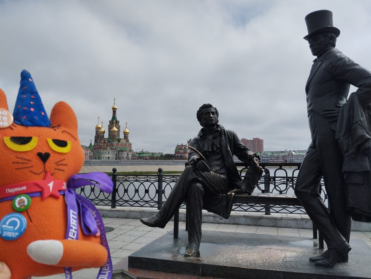 Интересная композиция: Александр Пушкин восседает на скамье, а рядом с ним... Евгений Онегин!