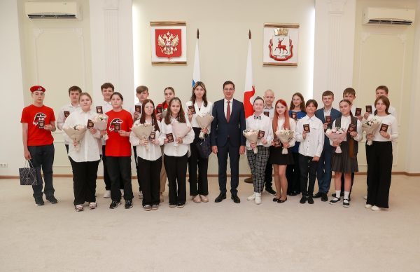 Юрий Шалабаев вручил паспорта 20 школьникам, имеющим различные достижения