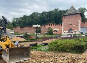 Сквер у Зачатьевской башни начали приводить в порядок