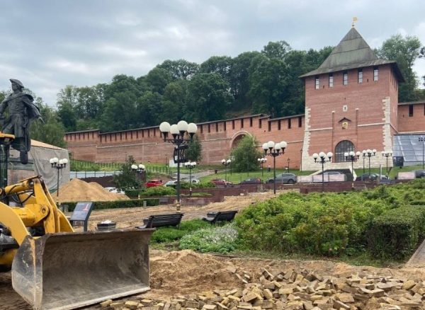 Сквер у Зачатьевской башни начали приводить в порядок