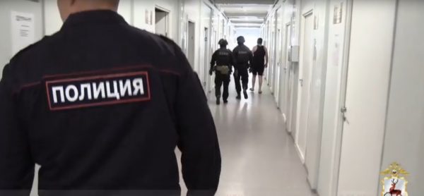 Полицейские устроили облаву на мигрантов в общежитии в Выксе