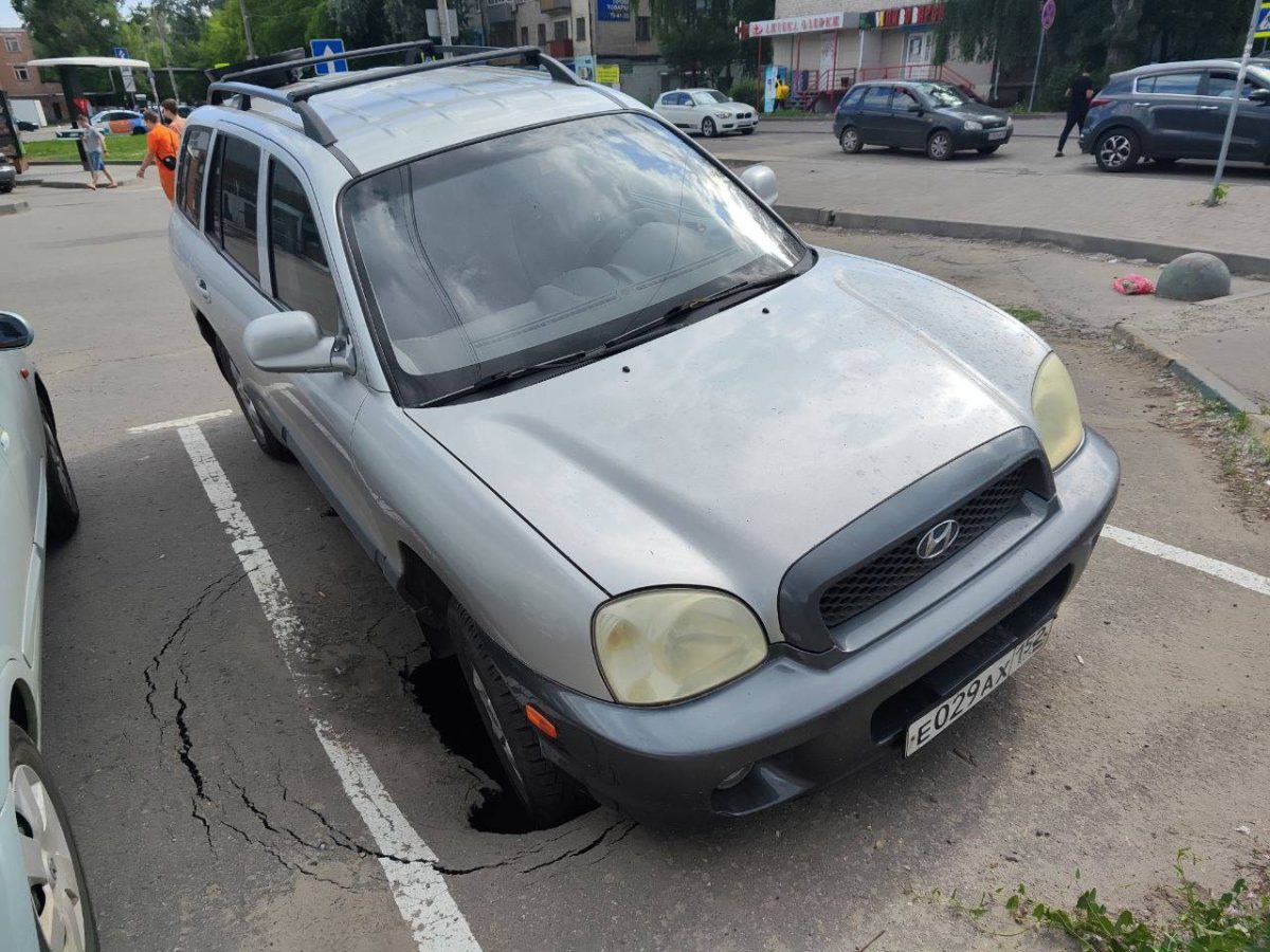 Яма образовалась под колесом автомобиля на парковке на Московском шоссе в  Нижнем Новгороде 11 июня 2024 года | Нижегородская правда