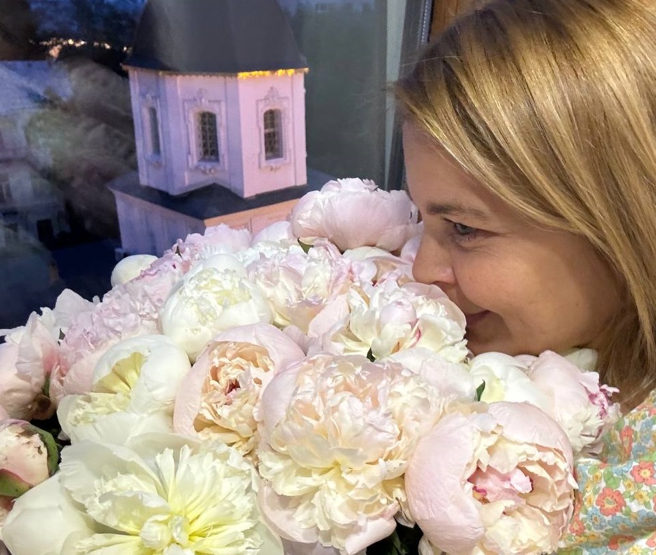 «Обожаю»: Ирина Пегова показала фанатам цветы от любимого