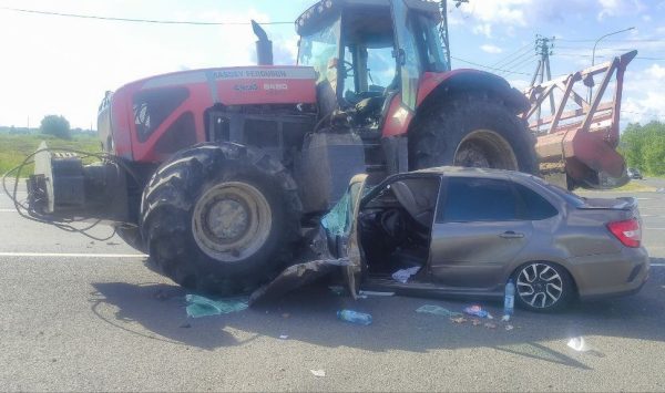 Трактор переехал легковушку под Арзамасом