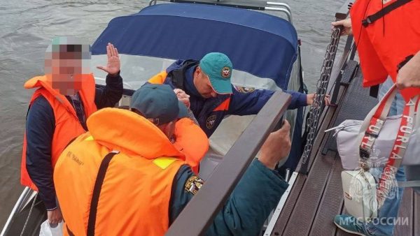 Шесть человек спасли из севшей на мель плавучей бани в Нижегородской области