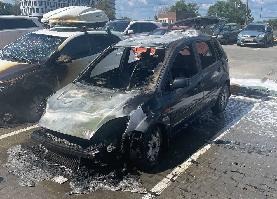 Два автомобиля сгорели на парковке на улице Горького