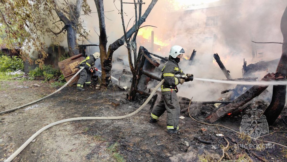 В Ленинском районе Нижнего Новгорода потушили загоревшиеся сараи