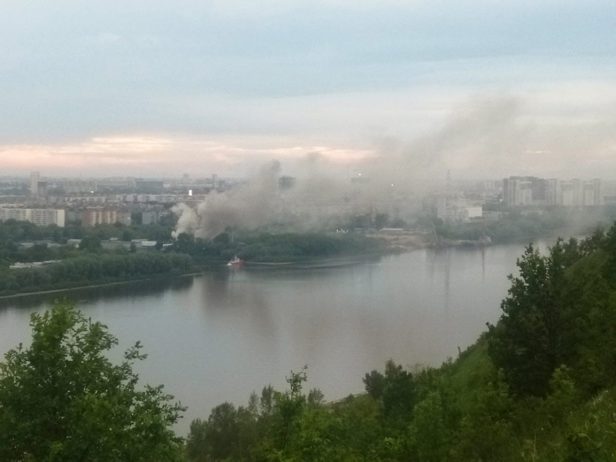 Крупный пожар начался в цехе по производству пластиковых окон в Нижнем Новгороде
