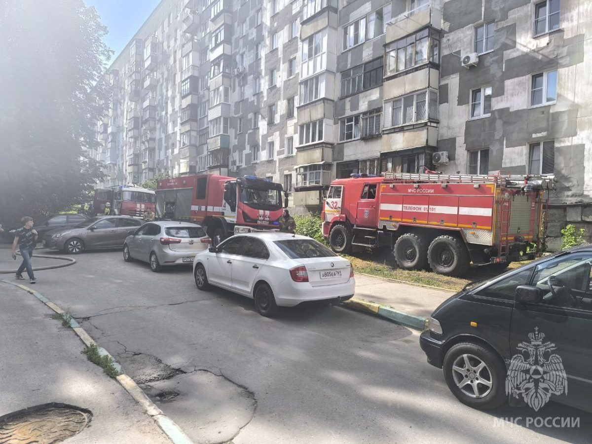 Мужчина выпал из окна горящей квартиры в доме на улице Тимирязева