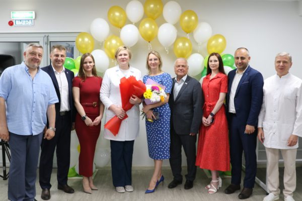 Владимир Тарасов поздравил врачей Детской областной больницы с Днем медработника