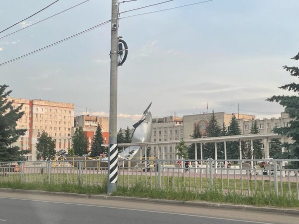 Улетевший купол сцены до сих пор не убрали после шторма в Кстове