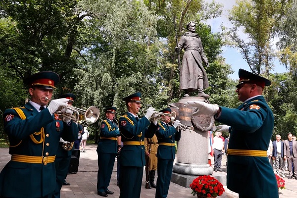 Памятник погибшим в годы Первой мировой войны открыли в парке Кулибина