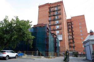 Гостиницу строят впритык к жилому дому в Нижнем Новгороде