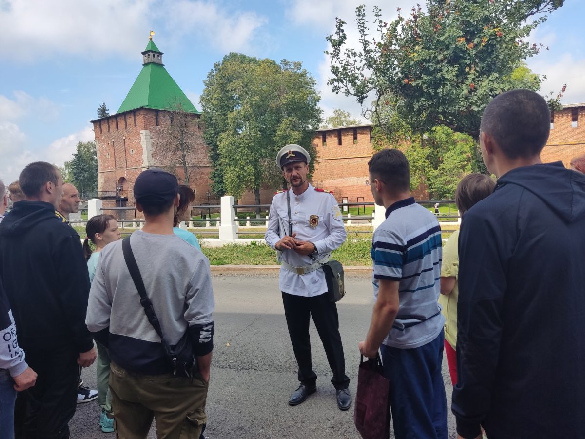 Подопечные Городецкого ПНИ исследовали Большую Покровскую вместе с городовым