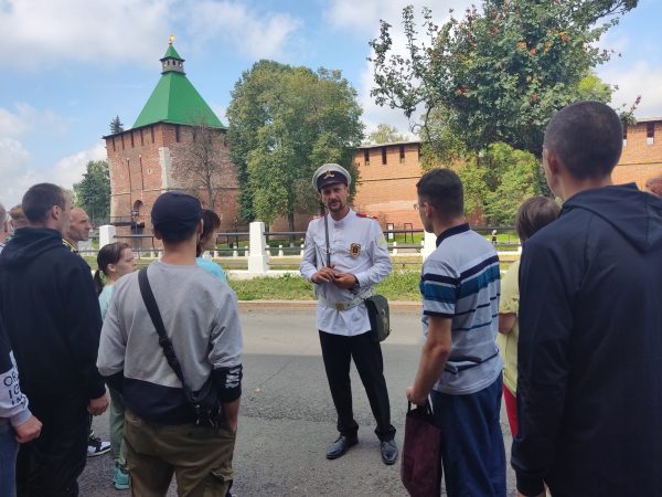 Старинные легенды и стрит-арт: подопечные Городецкого ПНИ исследовали Большую Покровскую вместе с городовым