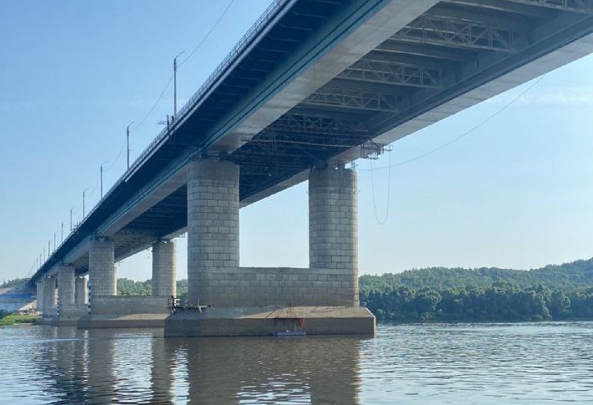 Подвесная люлька с рабочими сорвалась со Стригинского моста в Нижнем Новгороде
