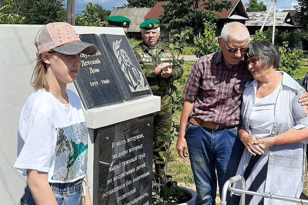 Воспитанники Ветлужского детского дома открыли памятный знак в благодарность своим воспитателям