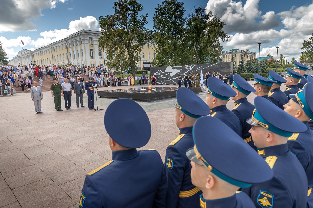 Выпуск студентов Военного учебного центра ННГУ впервые прошёл у Вечного огня