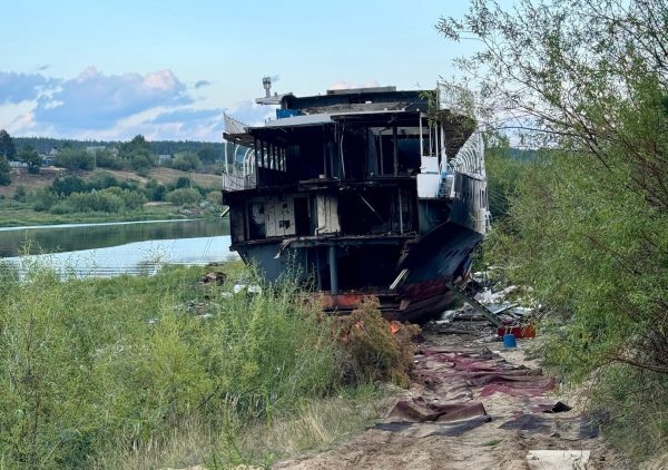 Прокуратура заинтересовалась свалкой от утилизации теплоходов на Бору