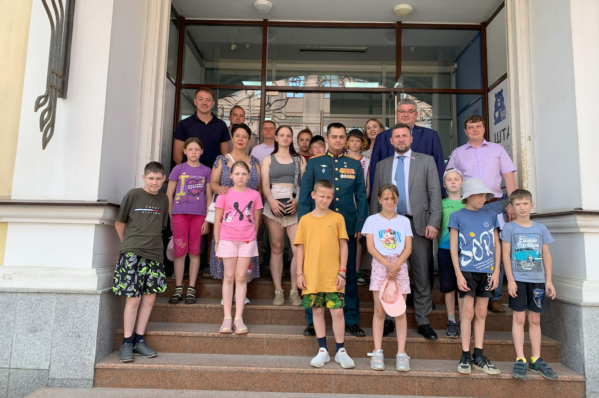 Герой России Виталий Антонов встретился с ребятами из санаторного детского дома