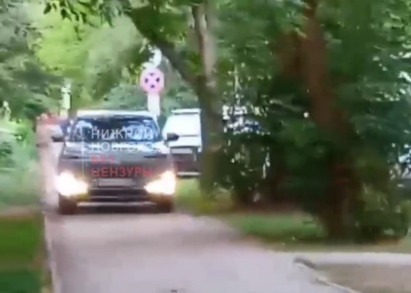 Водителю иномарки, проехавшему по тротуару на улице Володарского, грозит штраф