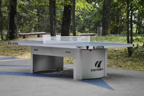 Два новых теннисных стола появились на спортплощадках в парке «Швейцария»