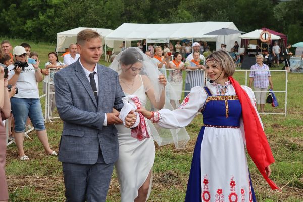 На «Ромашковом лугу»: уникальный семейный фестиваль собрал почти 5 тысяч участников в Нижегородской области