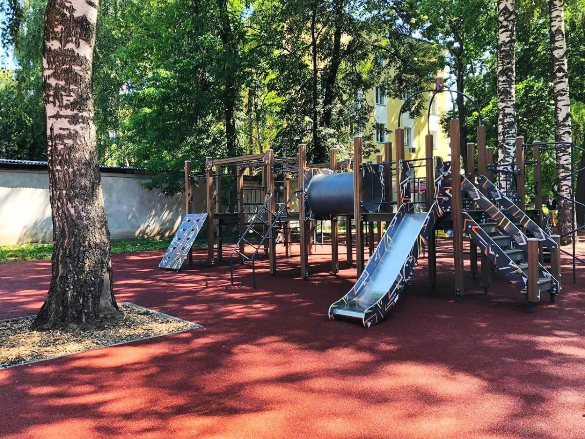 Резиновое покрытие уложили на детской площадке в парке имени Свердлова