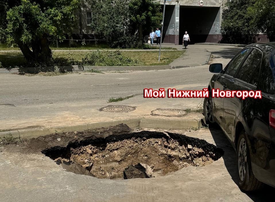 Яму на парковке в Сормовском районе, где провалилась машина, огородили