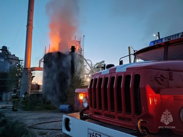 Пожар на асфальтном заводе произошел в Дзержинском округе ночью