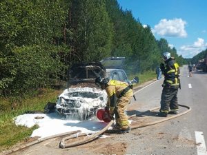 Автомобиль загорелся у нижегородки во время движения по трассе