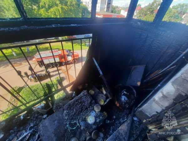 Балкон загорелся из-за непотушенной сигареты в жилом доме в Богородске