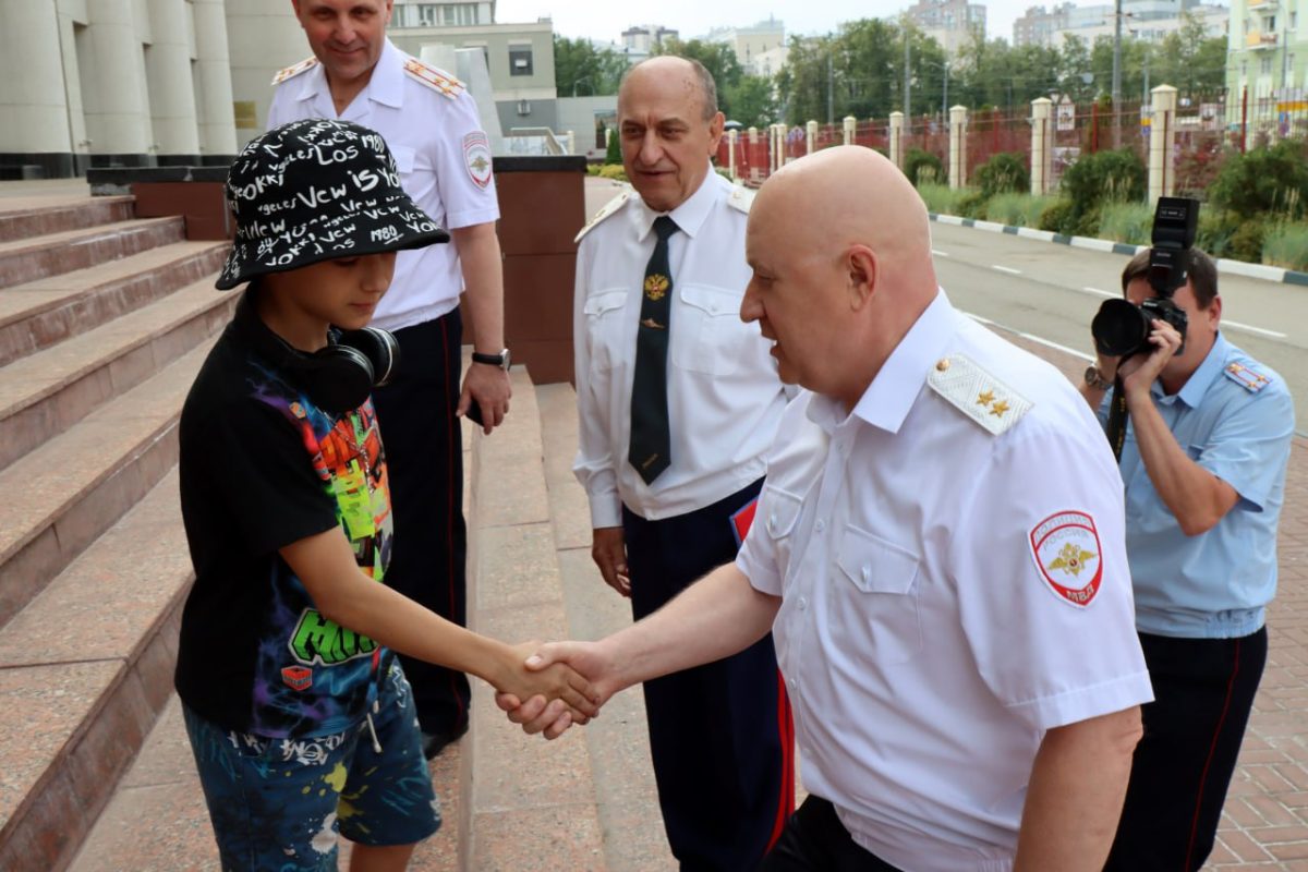 Подарки детям из ДНР вручили нижегородские полицейские