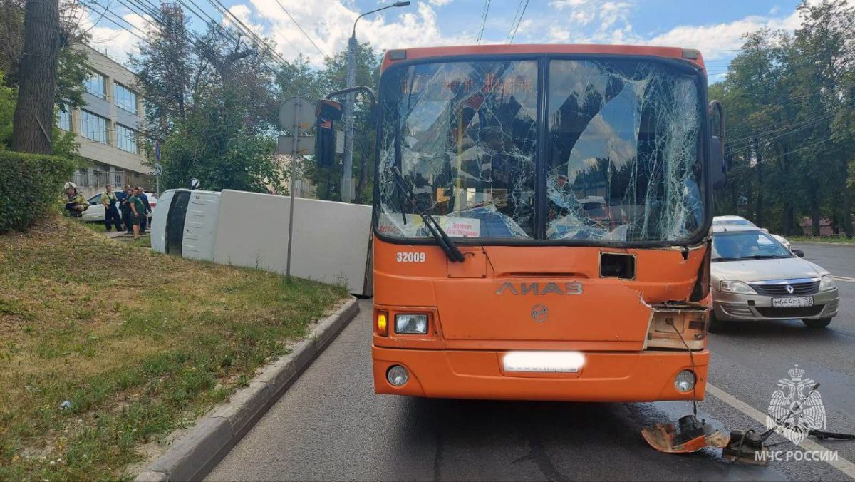 Грузовой автомобиль и автобус столкнулись в Нижнем Новгороде