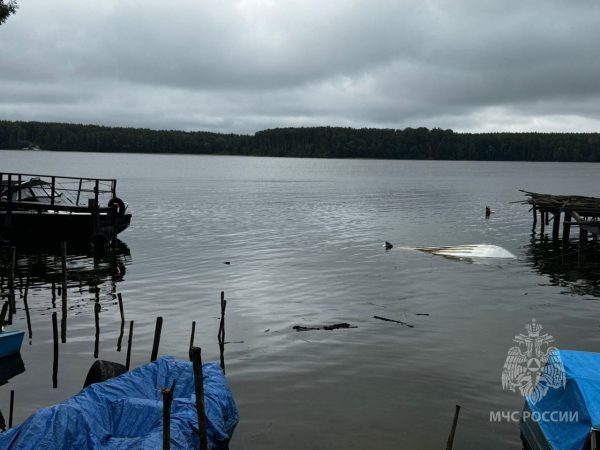 На Горьковском водохранилище опрокинулась лодка с шестью рыбаками