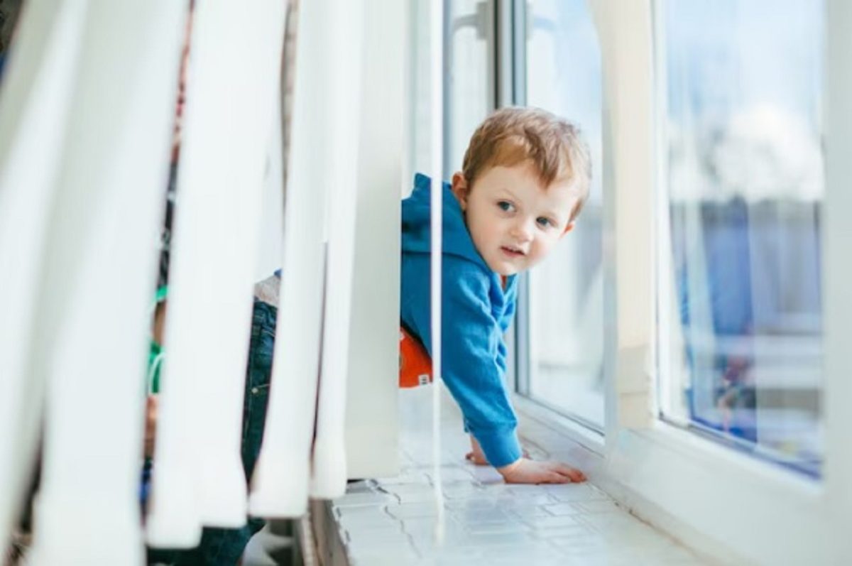 Психолог Байгузина рассказала, как защитить ребёнка от падения из окна