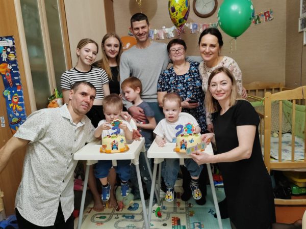 «Пока наша мечта на стадии фундамента»: чем живет семья из Дзержинска с пятью детьми