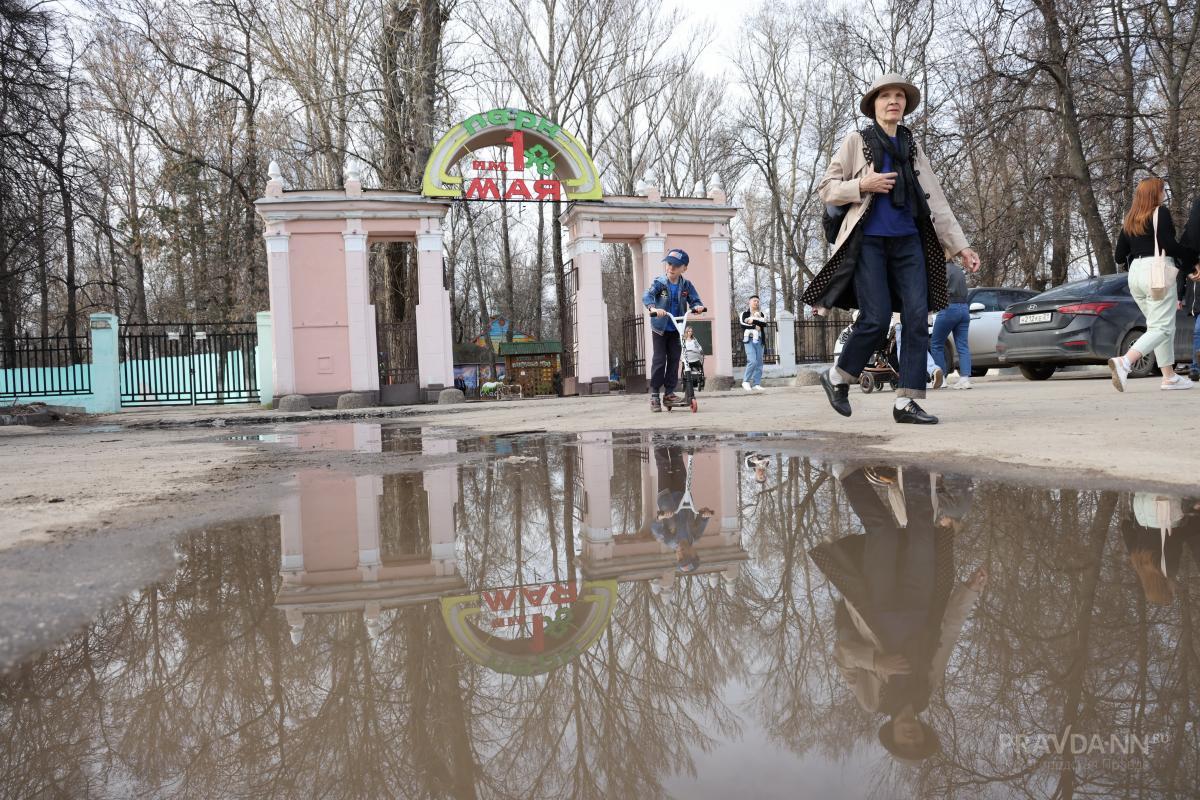 В парке им. 1 Мая в Нижнем Новгороде еще только приступают к масштабной  уборке 8 июля 2024 года | Нижегородская правда