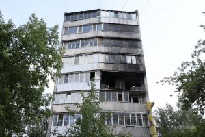 Дом трещит по швам: жильцы пострадавшей от взрыва девятиэтажки на Фучика боятся возвращаться в свои квартиры