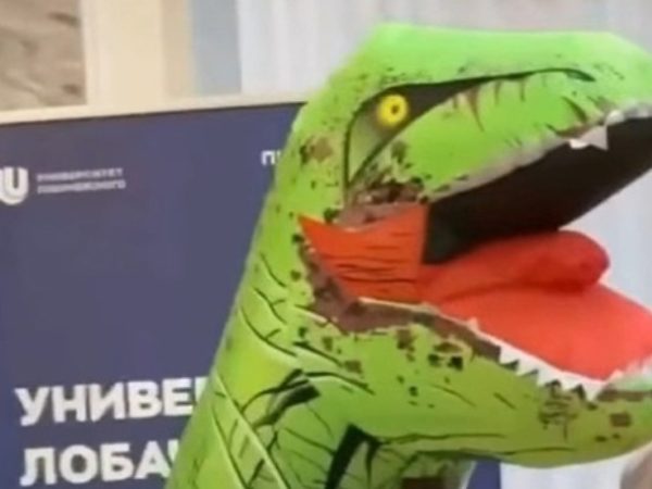 Выпускник нижегородского вуза пришел на вручение дипломов в костюме динозавра