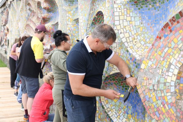 В Дзержинске началась реставрация мозаики на бассейне «Заря»