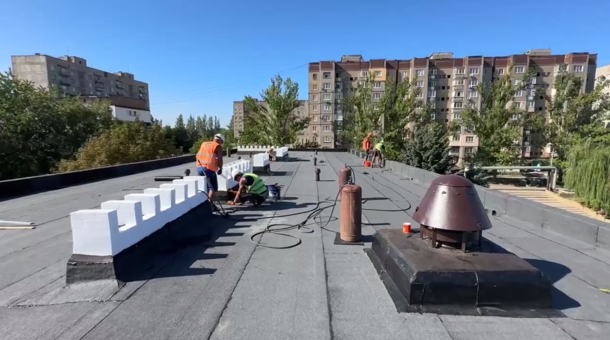 Нижегородцы заменили кровлю в школе Харцызска, которая протекала несколько лет