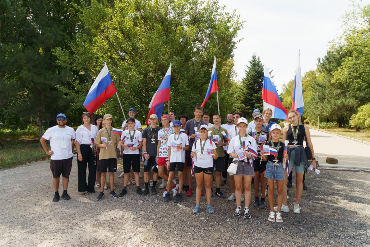 Молодежный спортивный «Z‑забег» в честь Дня российского флага организовали в Харцызске волонтеры Дома народного единства