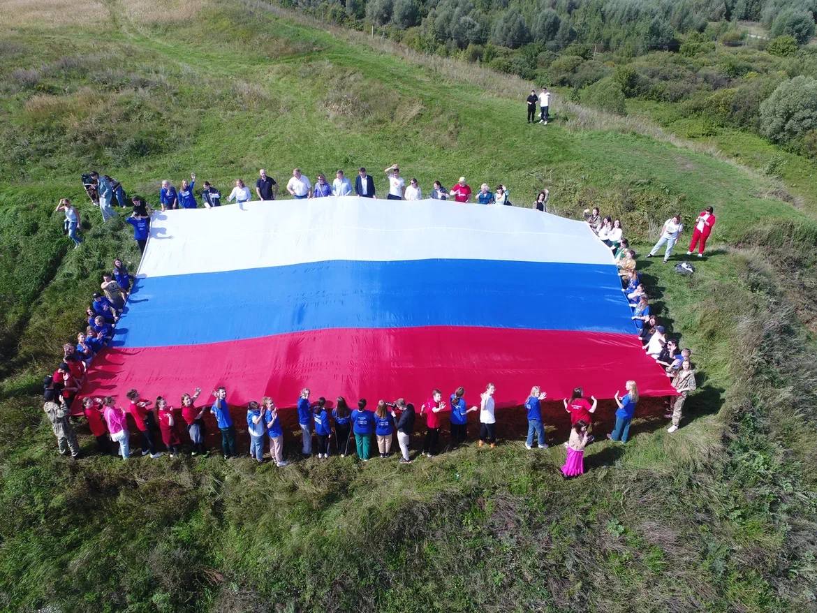 50 молодых нижегородцев в День государственного флага развернули в Лыскове российский триколор площадью более 100 квадратных метров