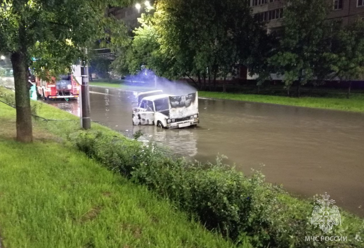 Горевший автомобиль тушили ночью в Нижнем Новгороде