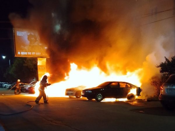 Четыре автомобиля вспыхнули на парковке в Нижнем Новгороде