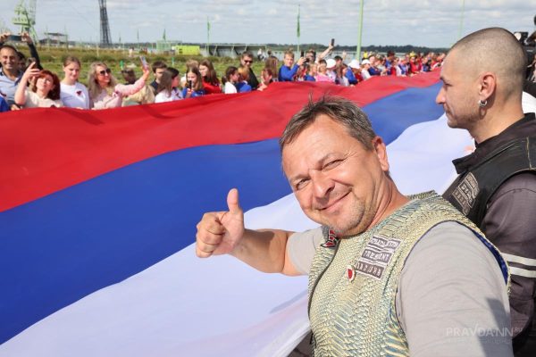 Опубликованы фото со Стрелки, где нижегородцы развернули 100-метровый флаг РФ