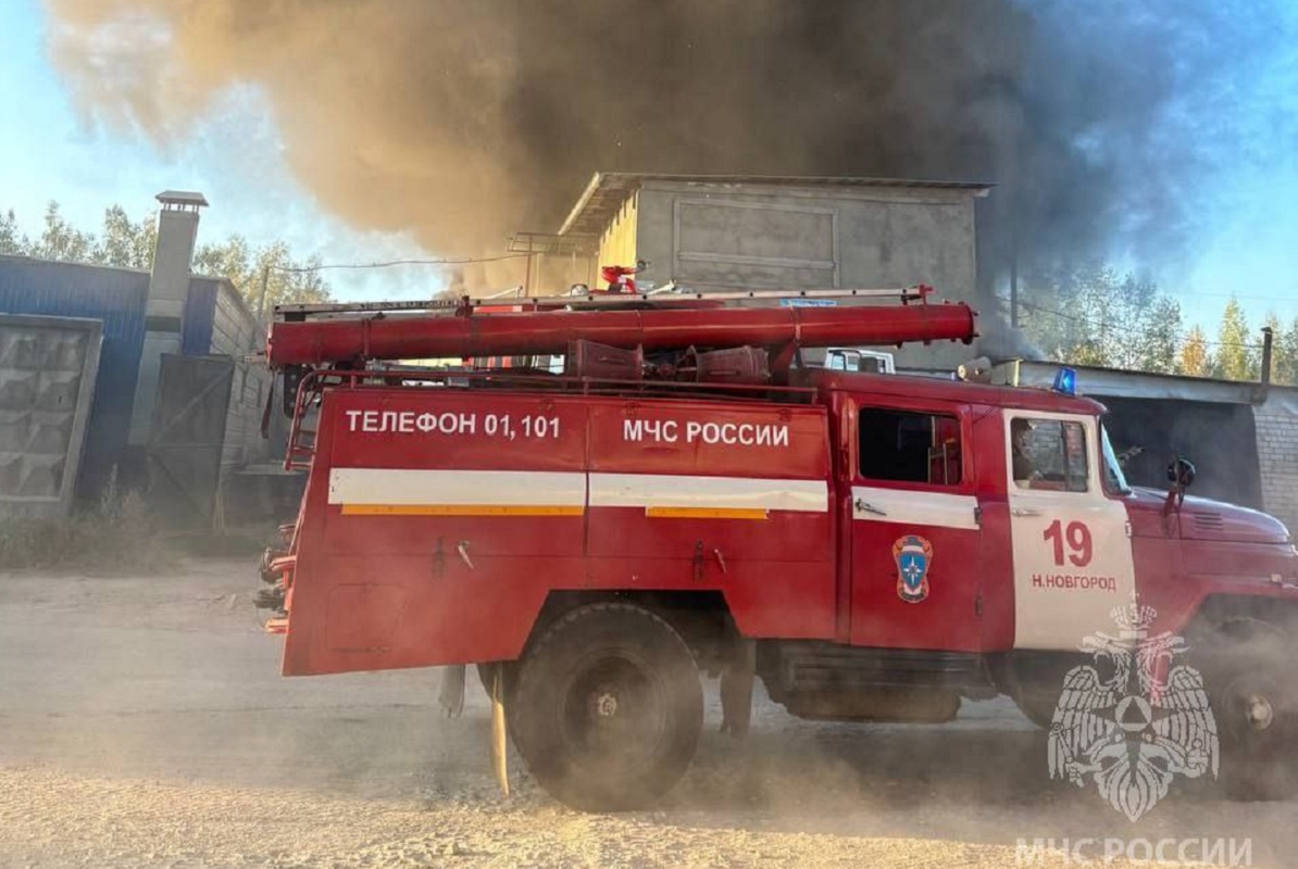 Опубликовано видео с места пожара в производственном здании на улице Зайцева